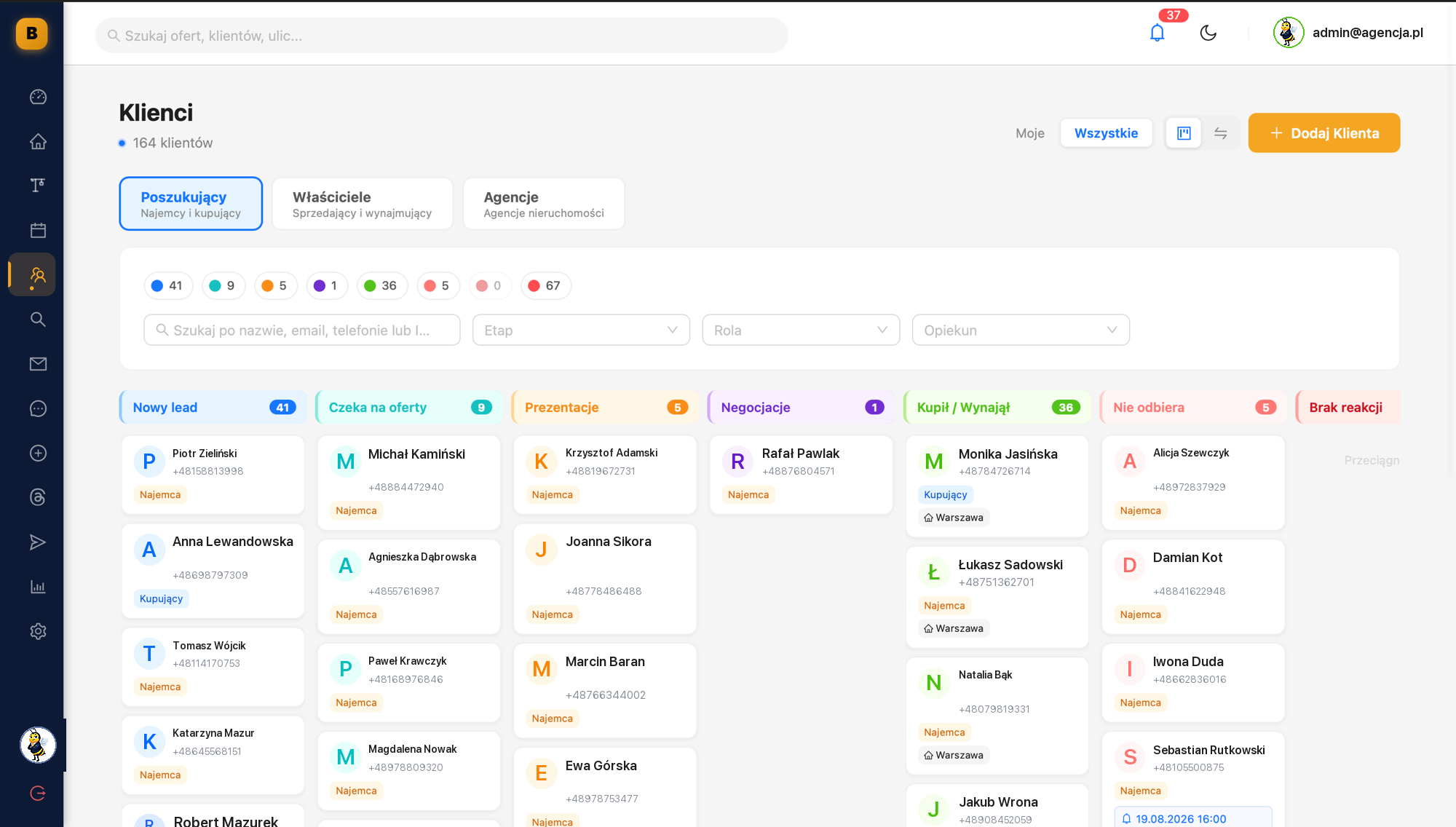 Kanban klientów w ByBee CRM: etapy od nowego leada, przez prezentacje i negocjacje, po zamkniętą transakcję — z podziałem na poszukujących, właścicieli i agencje.